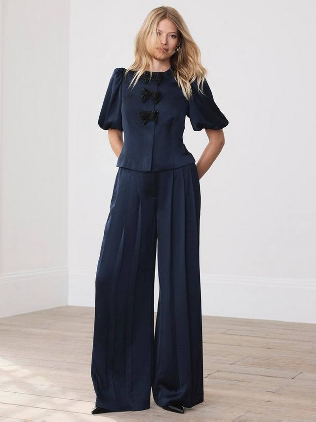 Брюки с широкими штанинами и плиссировкой Mint Velvet
Брюки с широкими штанинами и плиссировкой Mint Velvet