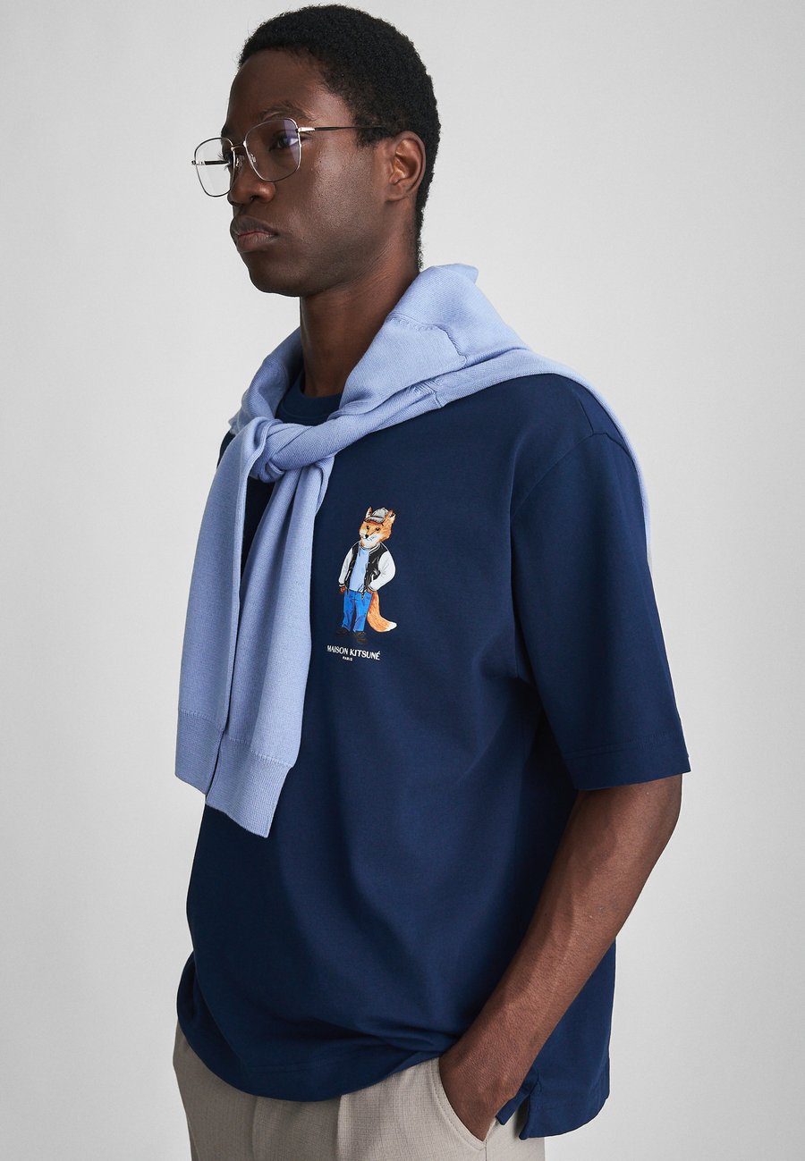 Футболка Maison Kitsuné DRESSED FOX TEE, French Navy/Dark Blue, Синий, Футболка Maison Kitsuné DRESSED FOX TEE, French Navy/Dark Blue
Футболка Maison Kitsuné DRESSED FOX TEE, French Navy/Dark Blue, Синий, Футболка Maison Kitsuné DRESSED FOX TEE, French Navy/Dark Blue
