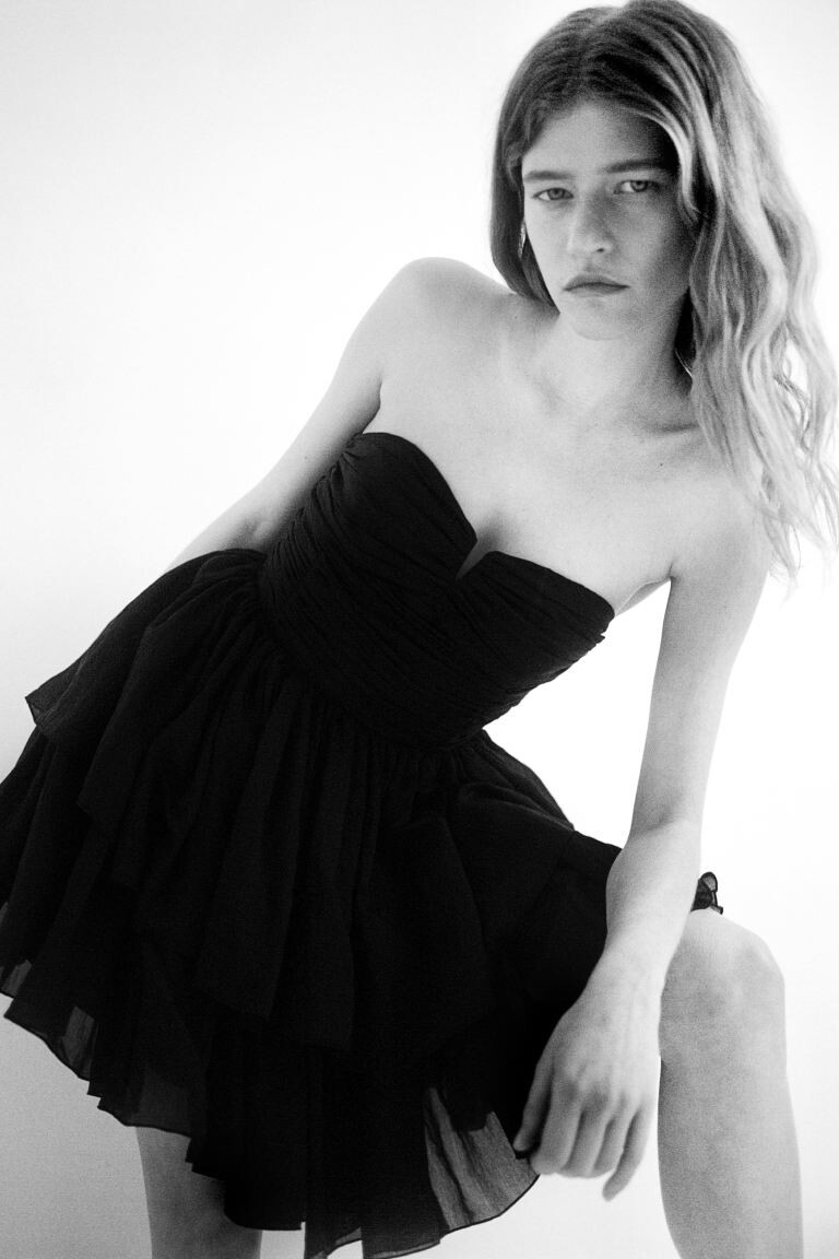 Расклешенное платье-бандо H&M, черный
Расклешенное платье-бандо H&M, черный