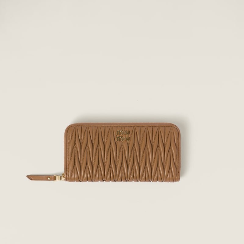 Большой стеганый кошелек из кожи наппа Miu Miu, коричневый
Большой стеганый кошелек из кожи наппа Miu Miu, коричневый