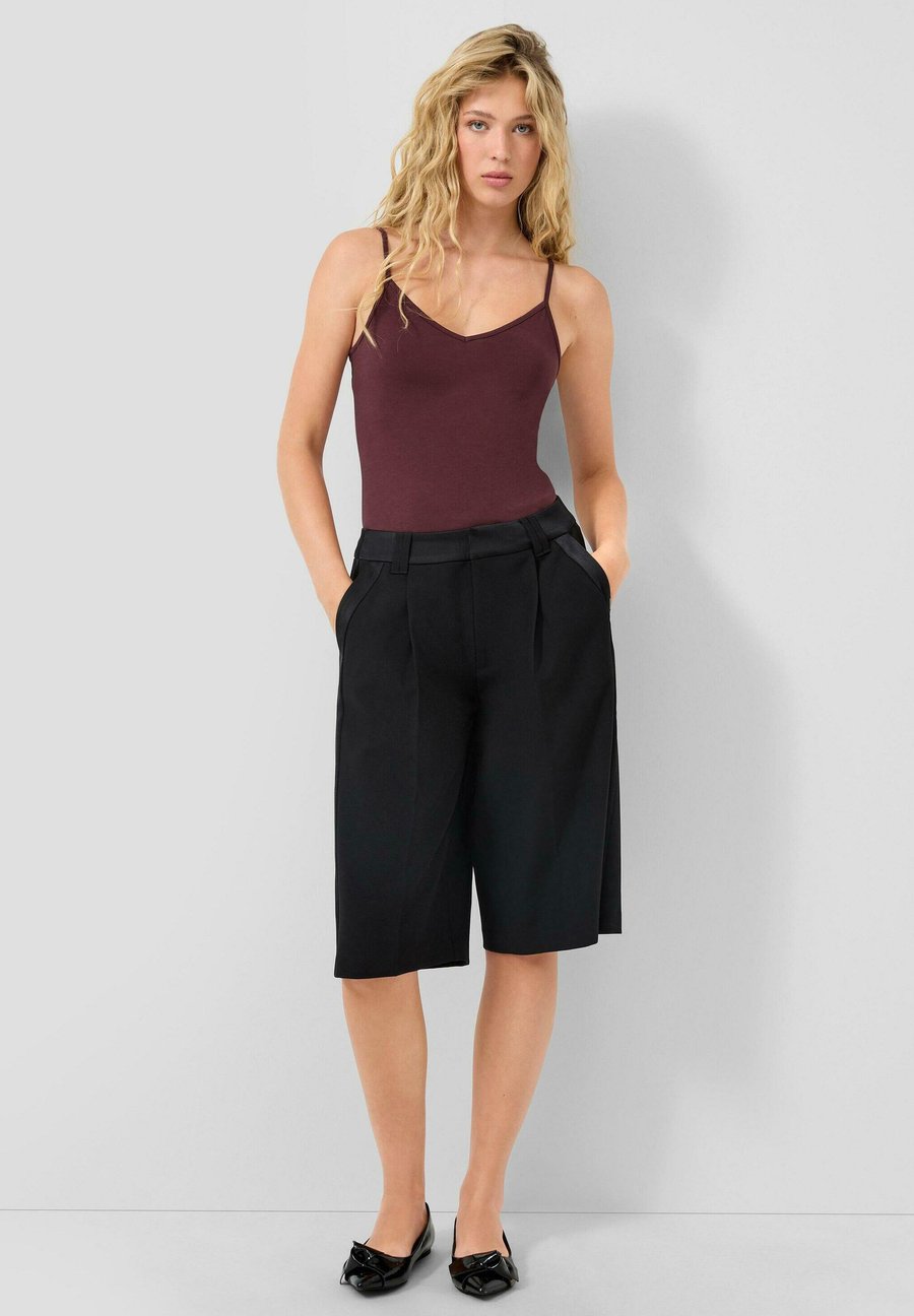 Шорты QS Shorts, Schwarz/Black
Шорты QS Shorts, Schwarz/Black