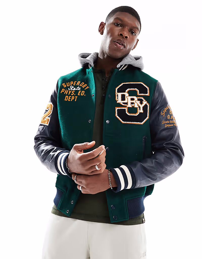 Куртка-бомбер с капюшоном и заплатками Superdry темно-зеленого цвета, Зеленый, Куртка-бомбер с капюшоном и заплатками Superdry темно-зеленого цвета
Куртка-бомбер с капюшоном и заплатками Superdry темно-зеленого цвета, Зеленый, Куртка-бомбер с капюшоном и заплатками Superdry темно-зеленого цвета