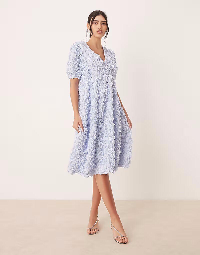 Платье-миди YAS с 3D-цветочным узором и V-образным вырезом нежно-голубого цвета 
Платье-миди YAS с 3D-цветочным узором и V-образным вырезом нежно-голубого цвета