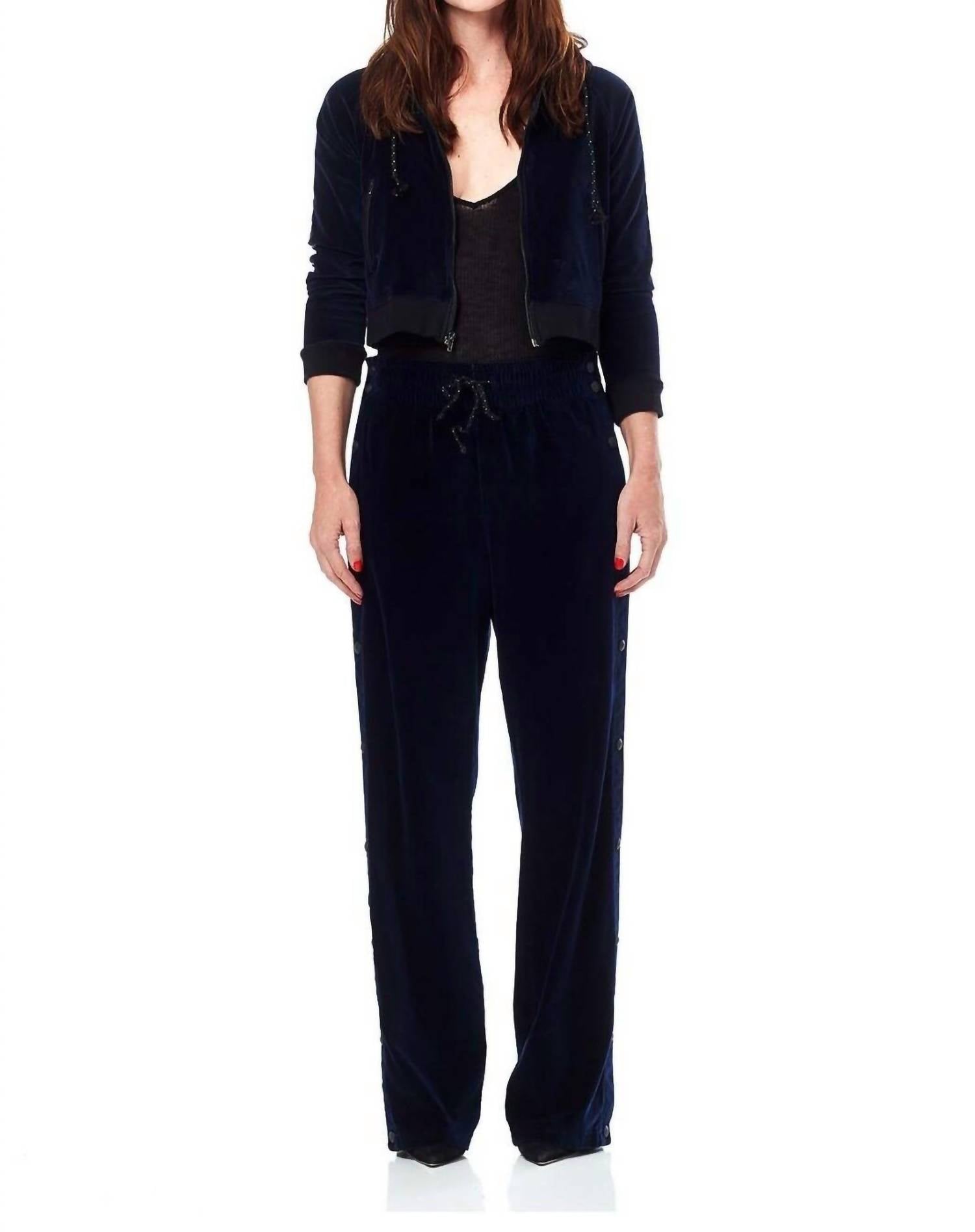 Спортивные брюки Aria Velvet с боковыми застежками синего цвета Hudson
Спортивные брюки Aria Velvet с боковыми застежками синего цвета Hudson