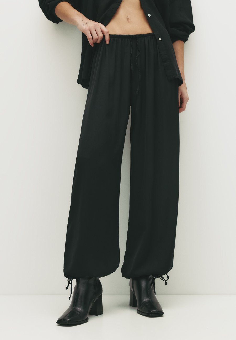 Брюки PULL&BEAR SAROUEL, Black
Брюки PULL&BEAR SAROUEL, Black