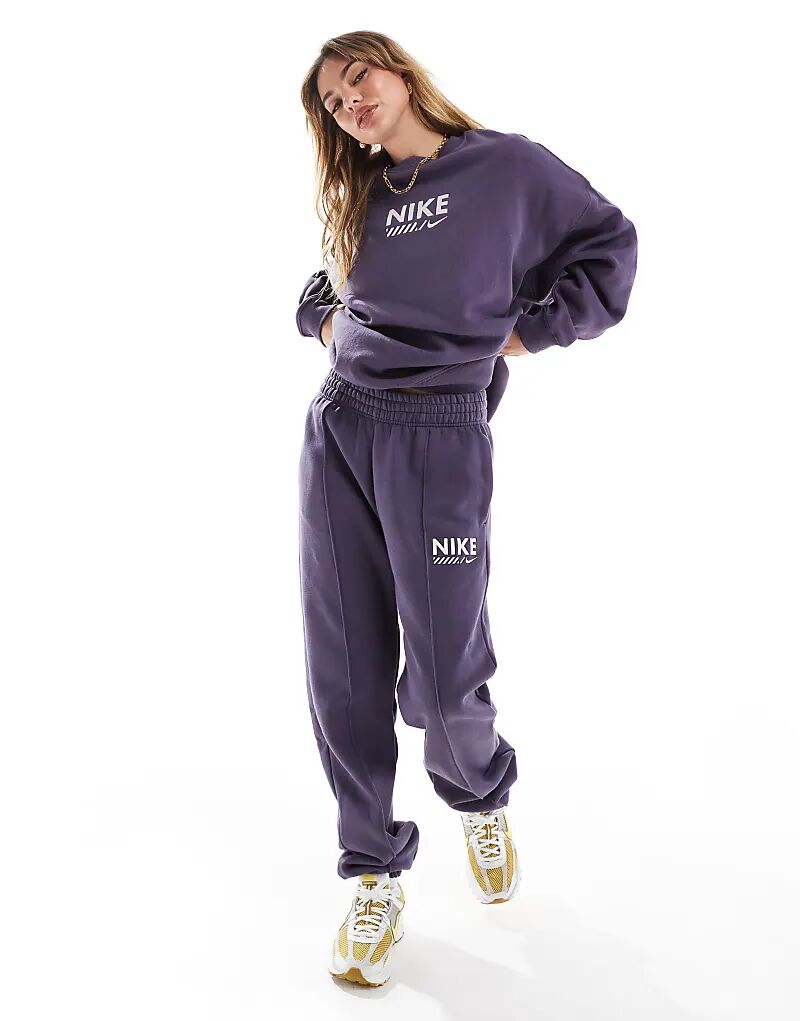 Джоггеры Nike Swoosh Fleece темно-фиолетового цвета 
Джоггеры Nike Swoosh Fleece темно-фиолетового цвета