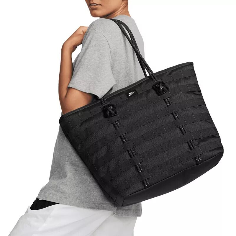 Сумка-тоут Nike Sportswear RPM (26 л), черный
Сумка-тоут Nike Sportswear RPM (26 л), черный