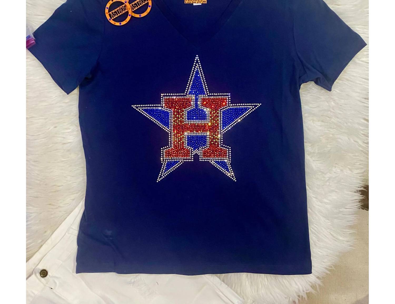 Женская футболка с V-образным вырезом Astros Sparkle в темно-синем цвете Crystallized by Sparkle
Женская футболка с V-образным вырезом Astros Sparkle в темно-синем цвете Crystallized by Sparkle