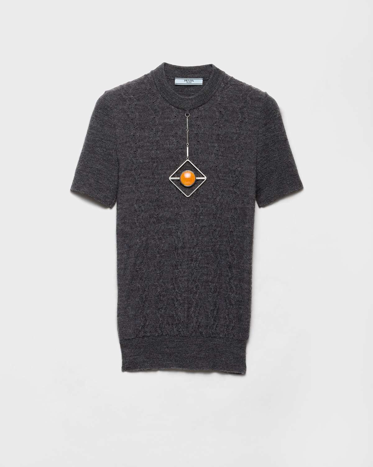 Шерстяной свитер с короткими рукавами и кулоном Prada, грифельно-серый
Шерстяной свитер с короткими рукавами и кулоном Prada, грифельно-серый