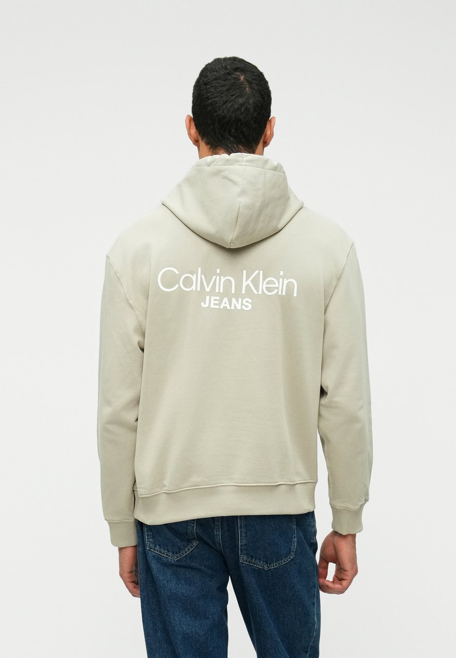 Толстовка Calvin Klein Jeans LOGO BACK PRINT HOODIE UNISEX, Ancient Marble/Sand, Бежевый, Толстовка Calvin Klein Jeans LOGO BACK PRINT HOODIE UNISEX, Ancient Marble/Sand
Толстовка Calvin Klein Jeans LOGO BACK PRINT HOODIE UNISEX, Ancient Marble/Sand, Бежевый, Толстовка Calvin Klein Jeans LOGO BACK PRINT HOODIE UNISEX, Ancient Marble/Sand