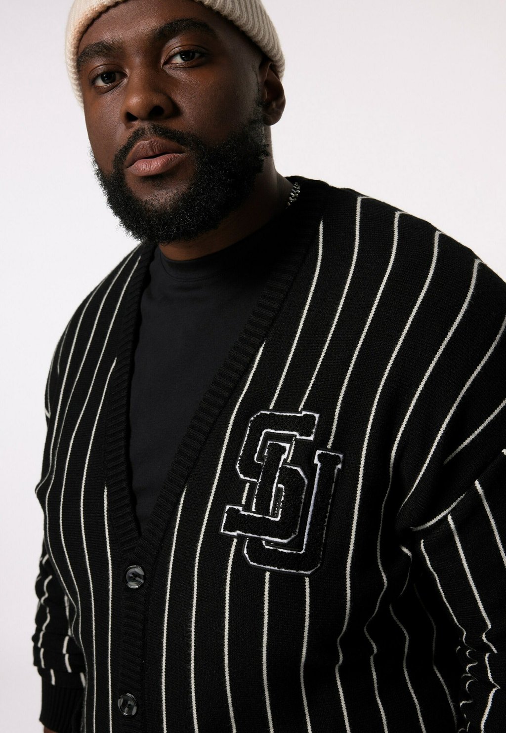 Кардиган NADELSTREIFEN V-AUSSCHNITT BADGE STHUGE, черный
Кардиган NADELSTREIFEN V-AUSSCHNITT BADGE STHUGE, черный