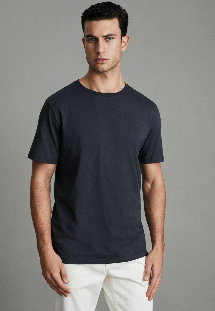 Футболка Reiss REGULAR FIT BLESS CREW NECK, Airforce Blue/Dark Blue, Синий, Футболка Reiss REGULAR FIT BLESS CREW NECK, Airforce Blue/Dark Blue
Футболка Reiss REGULAR FIT BLESS CREW NECK, Airforce Blue/Dark Blue, Синий, Футболка Reiss REGULAR FIT BLESS CREW NECK, Airforce Blue/Dark Blue
