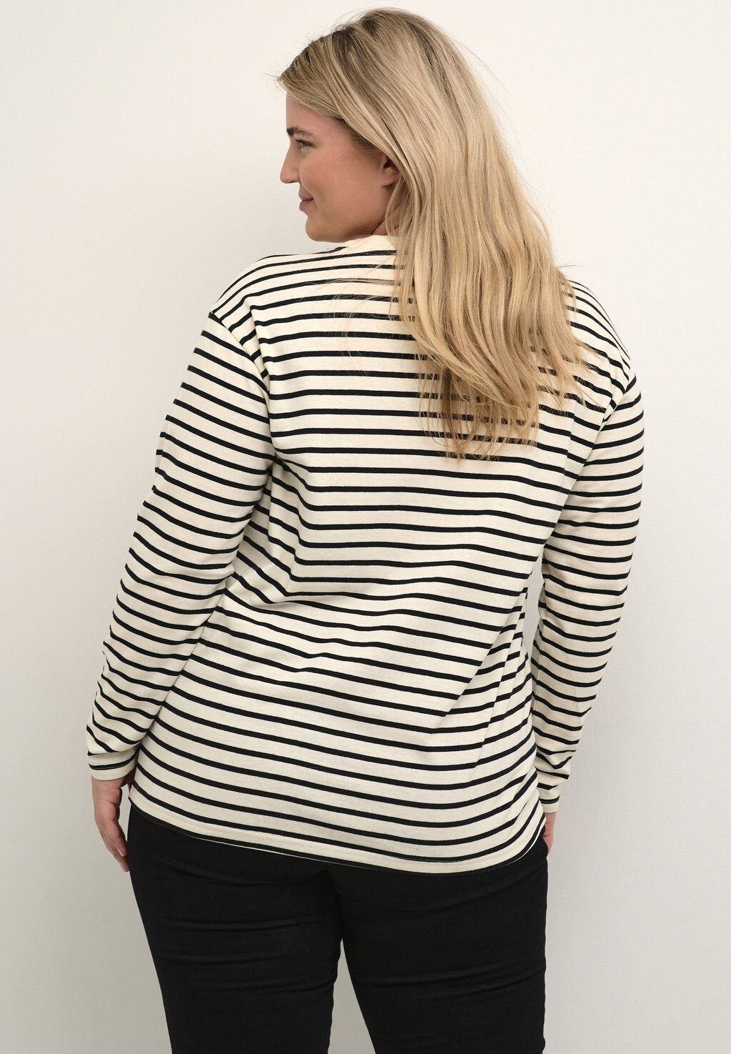 Рубашка с длинным рукавом Kaffe Curve, античные бело-черные полосы Winni
Рубашка с длинным рукавом Kaffe Curve, античные бело-черные полосы Winni