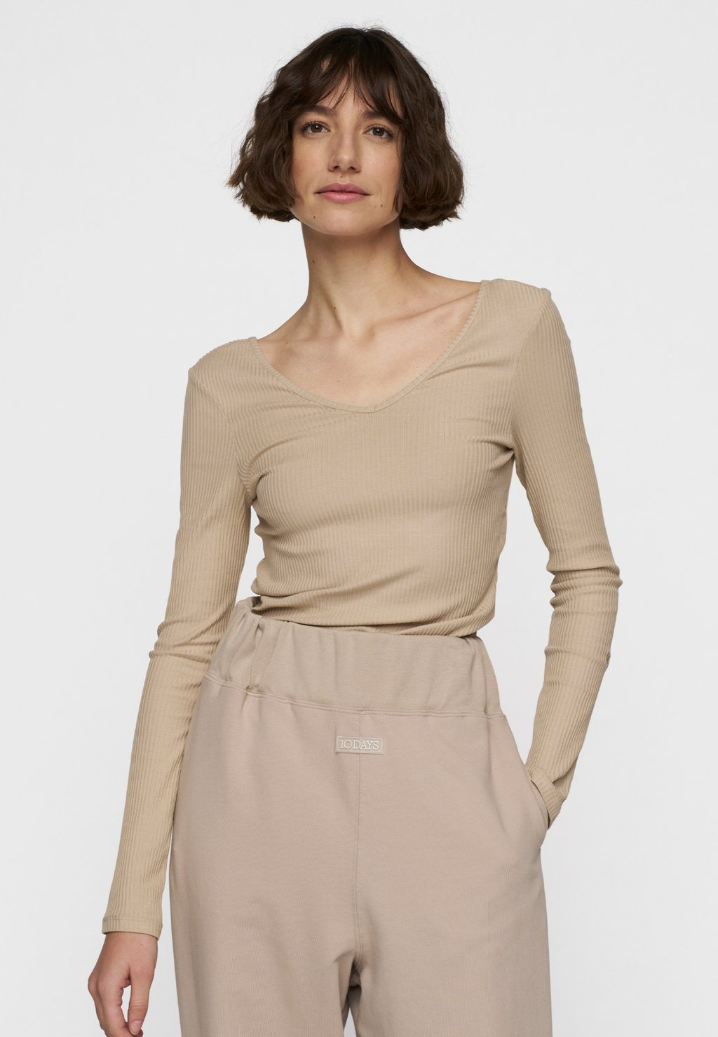 Топ с длинными рукавами V-NECK BALLET 10DAYS, коричневый
Топ с длинными рукавами V-NECK BALLET 10DAYS, коричневый