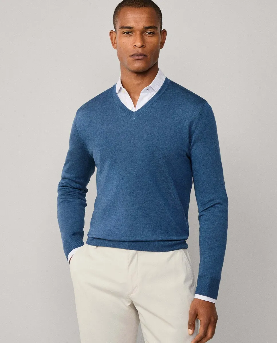 Мужская майка с V-образным вырезом из мериносовой шерсти и шелка, окрашенная в готовом виде Hackett, индиго
Мужская майка с V-образным вырезом из мериносовой шерсти и шелка, окрашенная в готовом виде Hackett, индиго