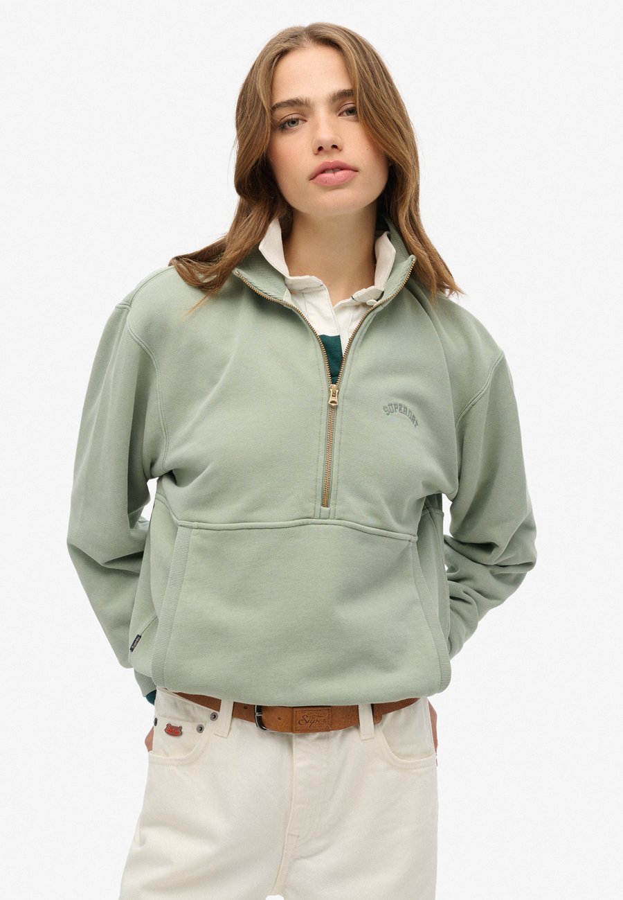 Толстовка Superdry & Co ESSENTIAL LOGO HALF ZIP, Pad Green/Green
Толстовка Superdry & Co ESSENTIAL LOGO HALF ZIP, Pad Green/Green