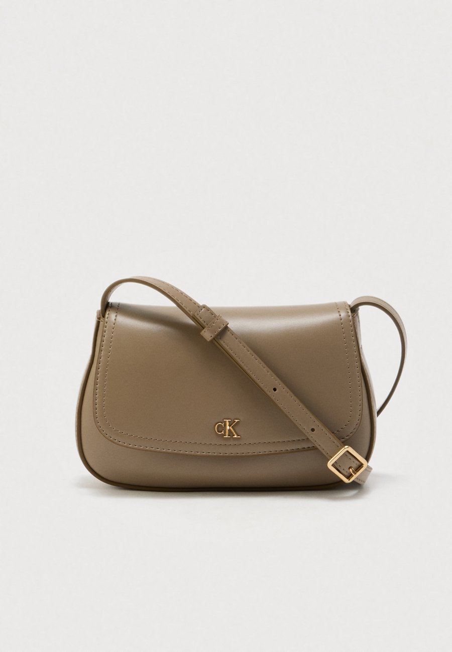 Сумка кросс-боди Calvin Klein FLAP CAMERA BAG, Desert Taupe/Taupe
Сумка кросс-боди Calvin Klein FLAP CAMERA BAG, Desert Taupe/Taupe