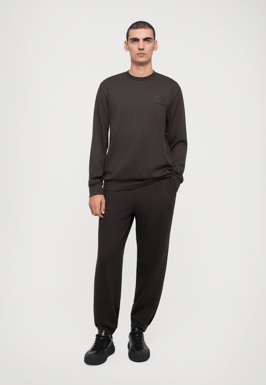 Толстовка EA7 Emporio Armani TRAIN CORE UNISEX, Chocolate Torte/Multi-Coloured
Толстовка EA7 Emporio Armani TRAIN CORE UNISEX, Chocolate Torte/Multi-Coloured