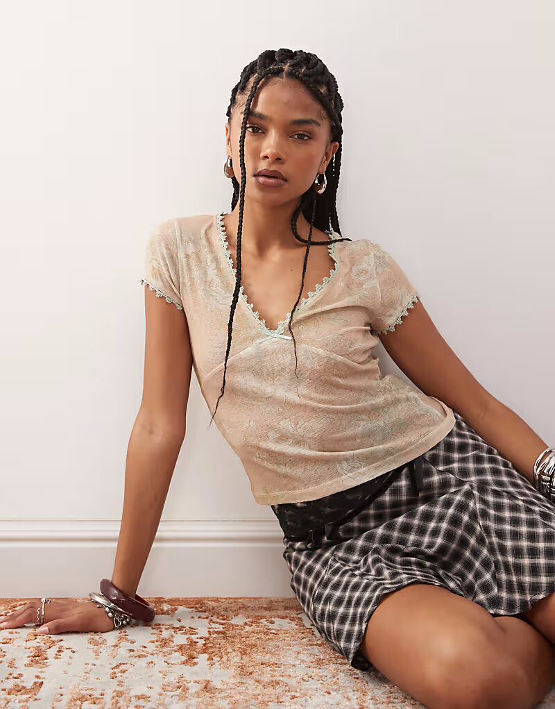 Футболка Reclaimed Vintage с V-образным вырезом, узором пейсли, кружевом и бантом в румяном цвете
Футболка Reclaimed Vintage с V-образным вырезом, узором пейсли, кружевом и бантом в румяном цвете