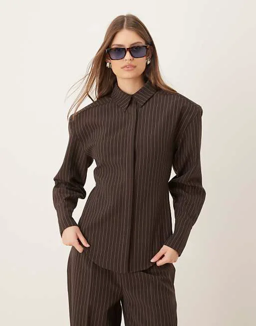 Коричневая рубашка в тонкую полоску с подплечниками Wanderdoll Blythe
Коричневая рубашка в тонкую полоску с подплечниками Wanderdoll Blythe