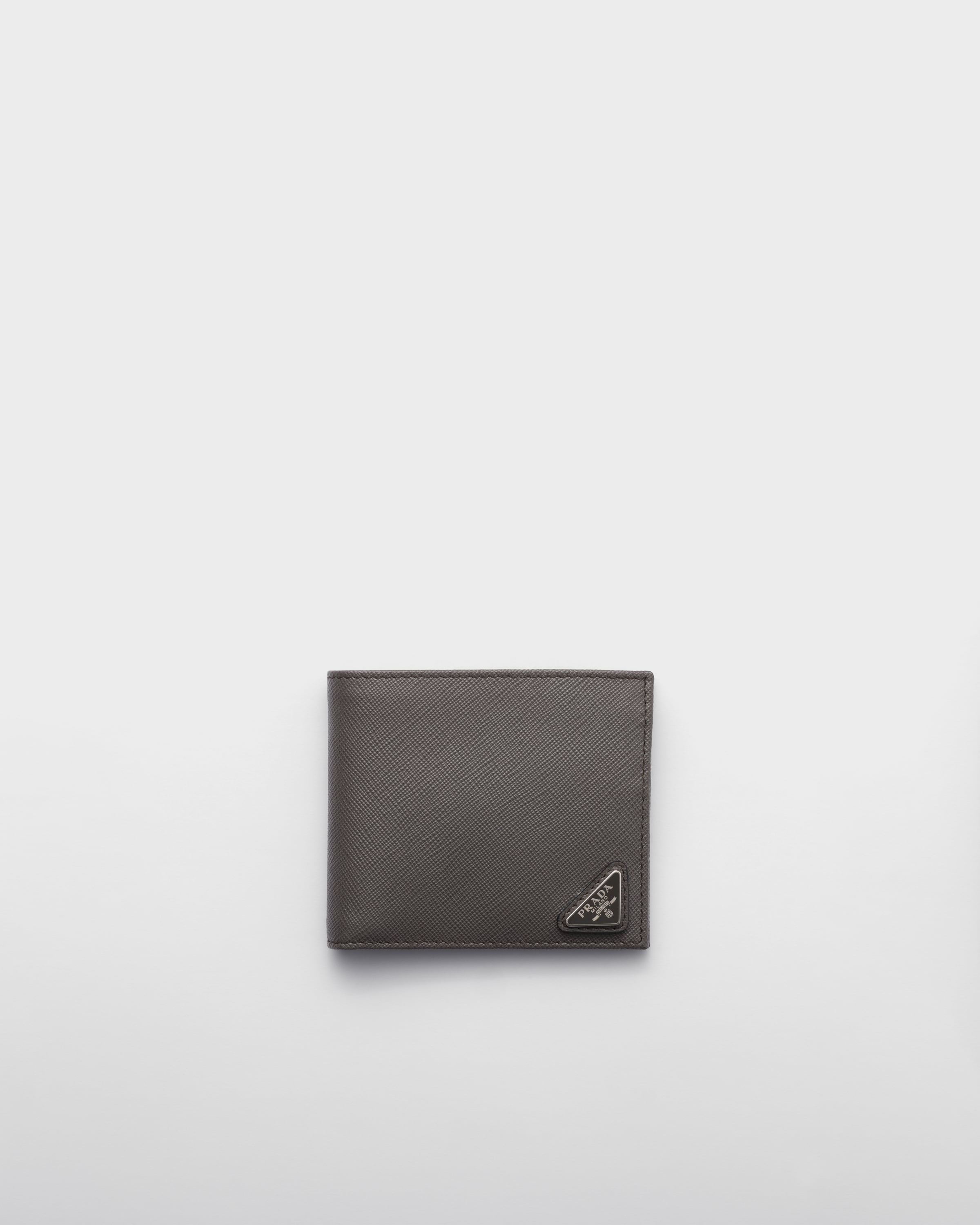 Кошелек из сафьяновой кожи с монетницей Prada, серый
Кошелек из сафьяновой кожи с монетницей Prada, серый