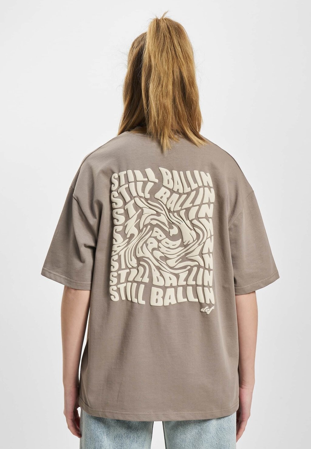 Принт на футболке WAVY DEF, бежевый
Принт на футболке WAVY DEF, бежевый