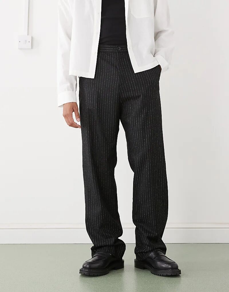 Свободные брюки в тонкую черную полоску Weekday
Свободные брюки в тонкую черную полоску Weekday