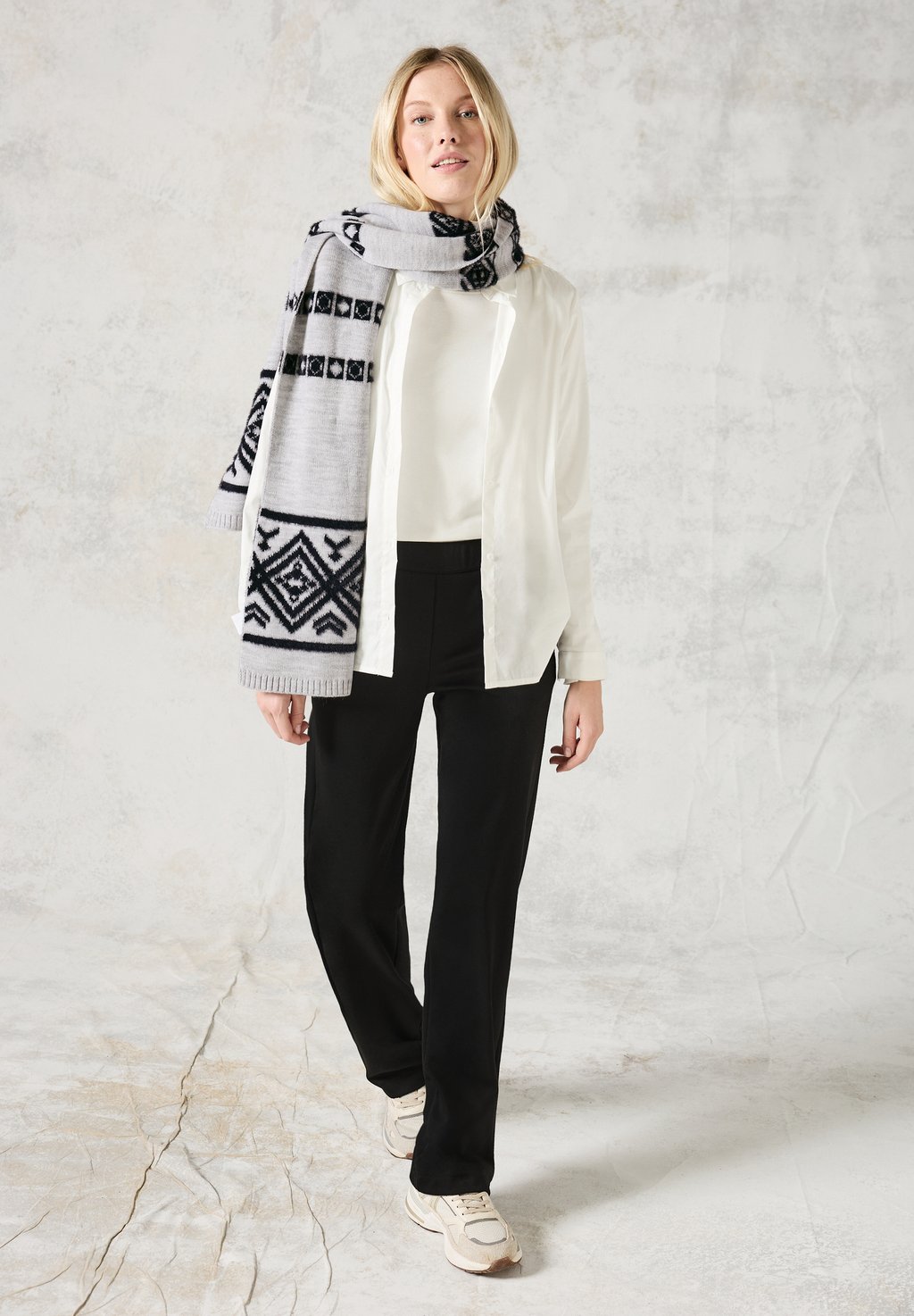 Шарф GEMUSTERTER Cecil, серебряный
Шарф GEMUSTERTER Cecil, серебряный