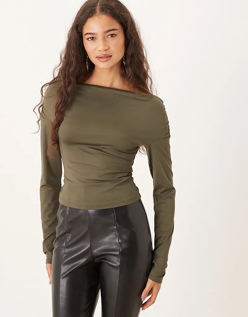 Обтягивающий трикотажный лонгслив Gina Tricot с открытыми плечами и длинными рукавами оливково-зеленого цвета
Обтягивающий трикотажный лонгслив Gina Tricot с открытыми плечами и длинными рукавами оливково-зеленого цвета