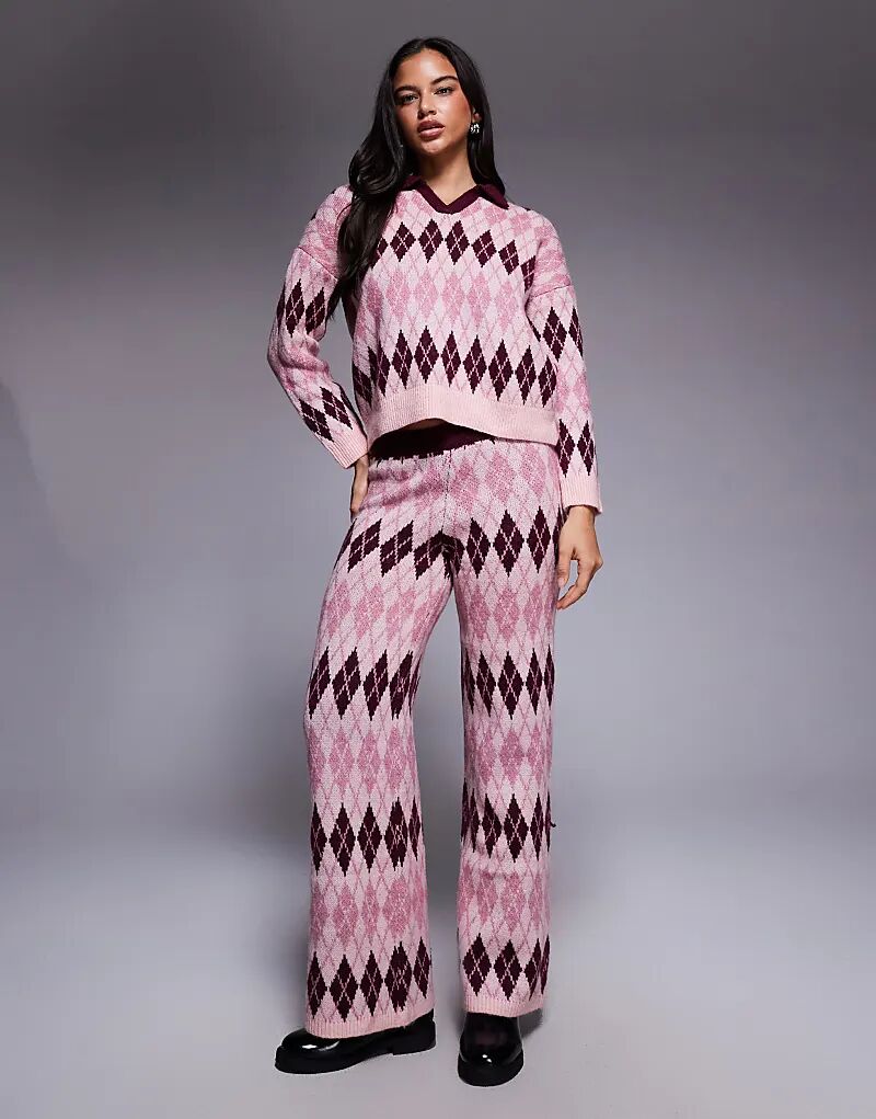 Комбинезон из трикотажных брюк River Island с узором «ромбы» розового цвета
Комбинезон из трикотажных брюк River Island с узором «ромбы» розового цвета