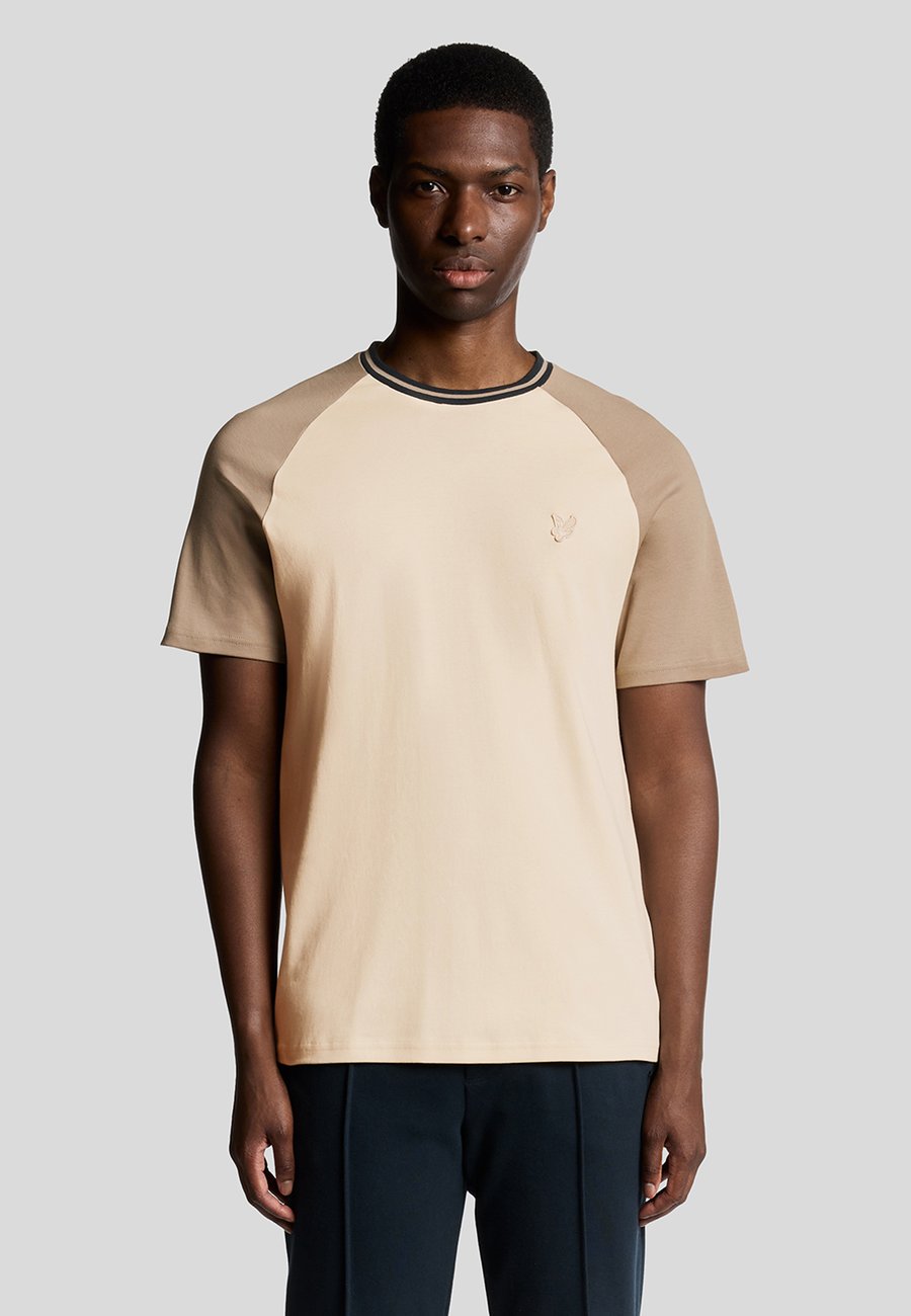 Футболка Lyle & Scott SS INTERLOCK CONTRAST RAGLAN, Cobblestone/Beige
Футболка Lyle & Scott SS INTERLOCK CONTRAST RAGLAN, Cobblestone/Beige