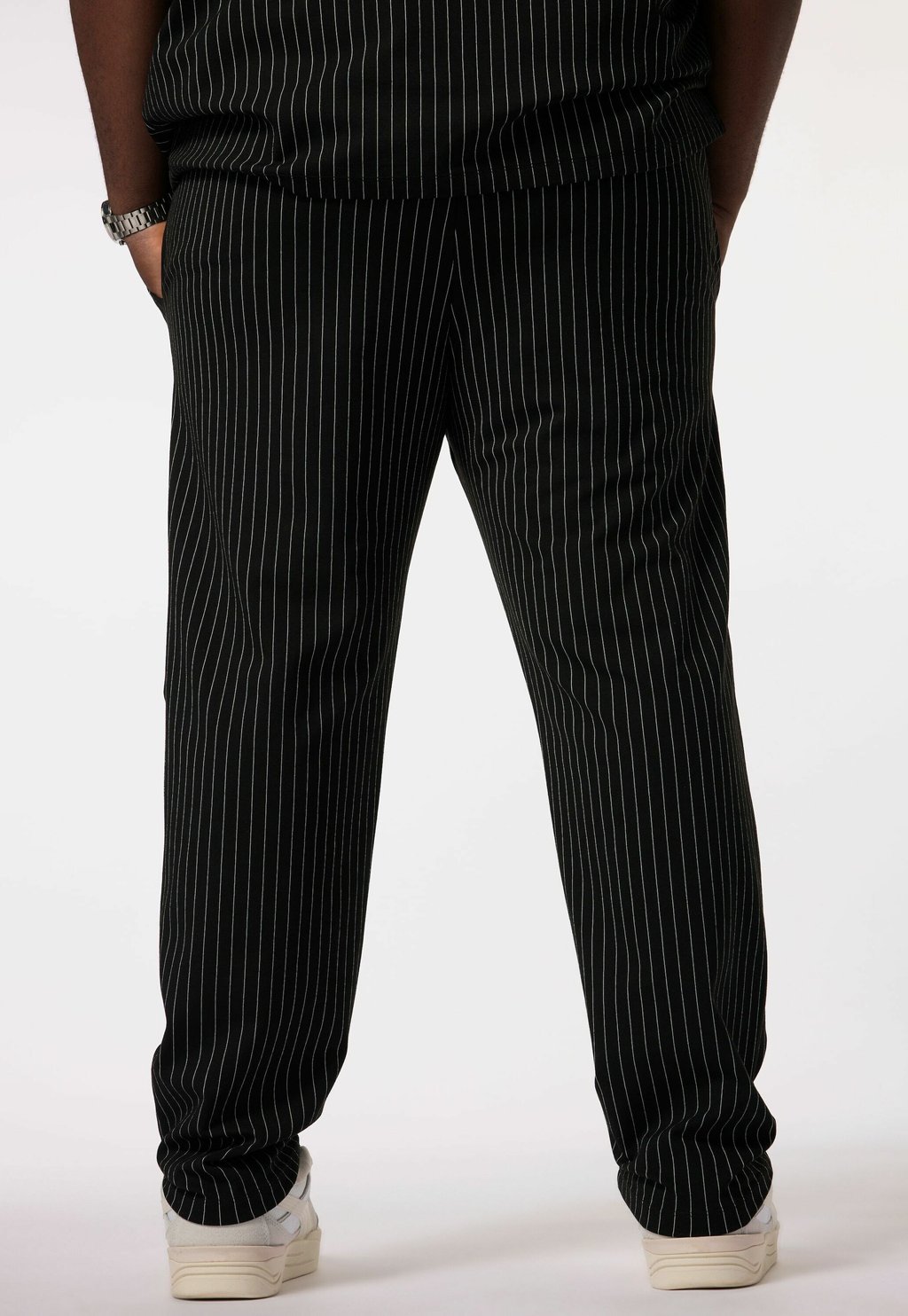 Брюки TRAVELLER NADELSTREIFEN STRAIGHT FIT STHUGE, черный 
Брюки TRAVELLER NADELSTREIFEN STRAIGHT FIT STHUGE, черный