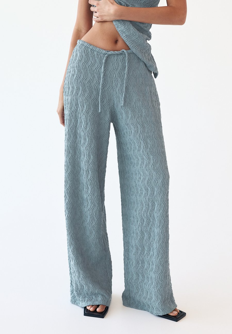 Брюки PULL&BEAR Trousers, Blue
Брюки PULL&BEAR Trousers, Blue
