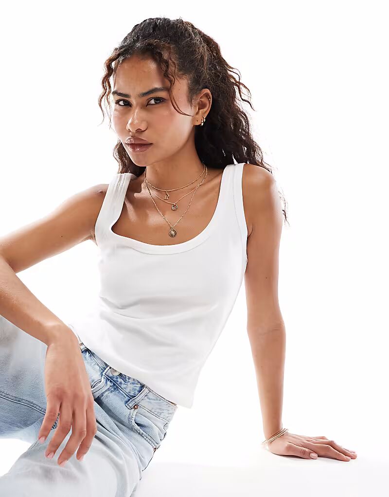 Майка Miss Selfridge с ребристым вырезом белого цвета
Майка Miss Selfridge с ребристым вырезом белого цвета