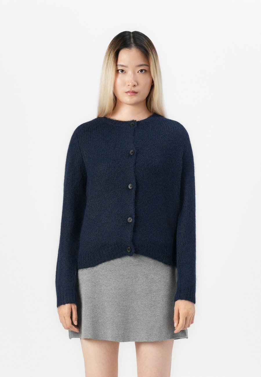 Кардиган Vero Moda VMNOVAH LS O-NECK BUTTON NOOS , Navy Blazer/Dark Blue
Кардиган Vero Moda VMNOVAH LS O-NECK BUTTON NOOS , Navy Blazer/Dark Blue