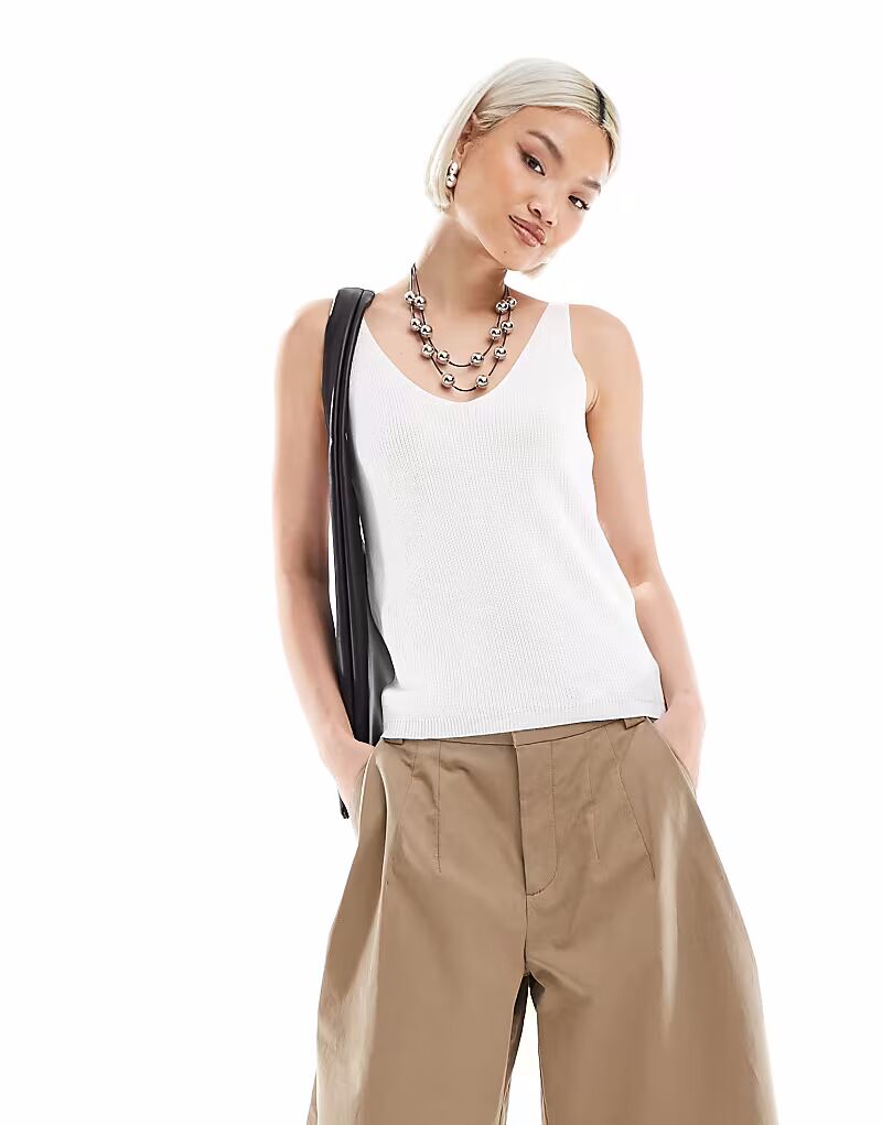 Топ Vero Moda с V-образным вырезом в рубчик белого цвета
Топ Vero Moda с V-образным вырезом в рубчик белого цвета