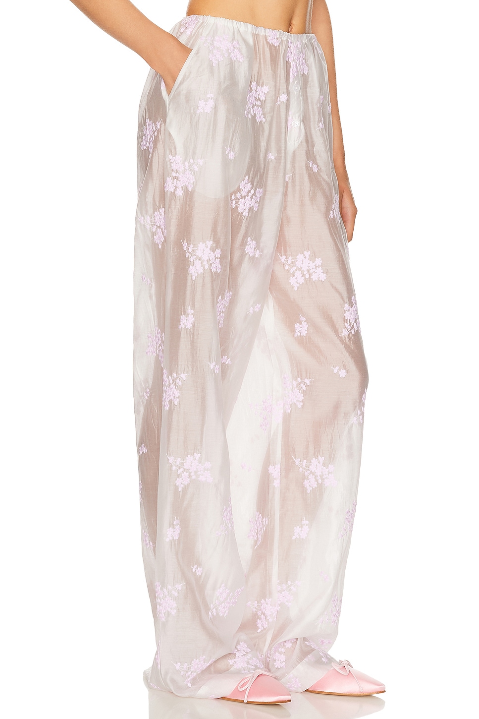 Домашние брюки с вышивкой сакуры Helsa, White & Pink Embroidery 
Домашние брюки с вышивкой сакуры Helsa, White & Pink Embroidery