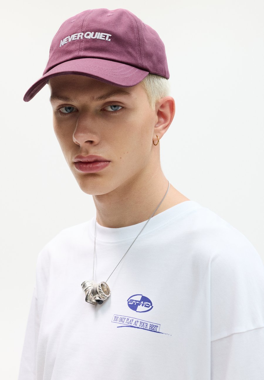 Бейсболка PULL&BEAR NEVER QUIET, Lilac
Бейсболка PULL&BEAR NEVER QUIET, Lilac