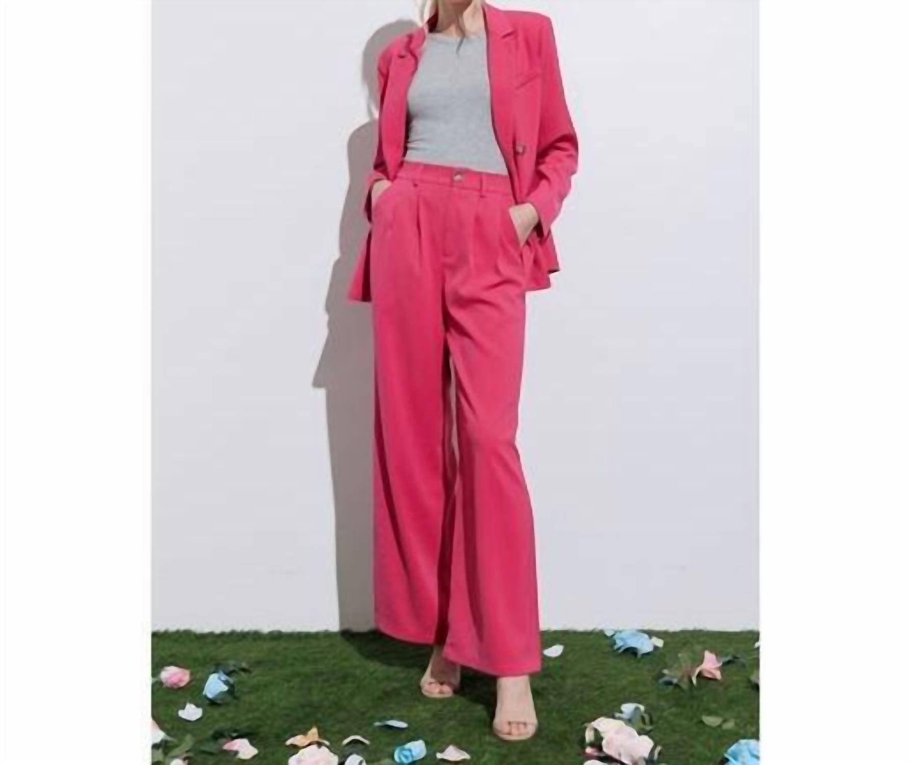 Двубортный блейзер розового цвета Aaron & Amber
Двубортный блейзер розового цвета Aaron & Amber