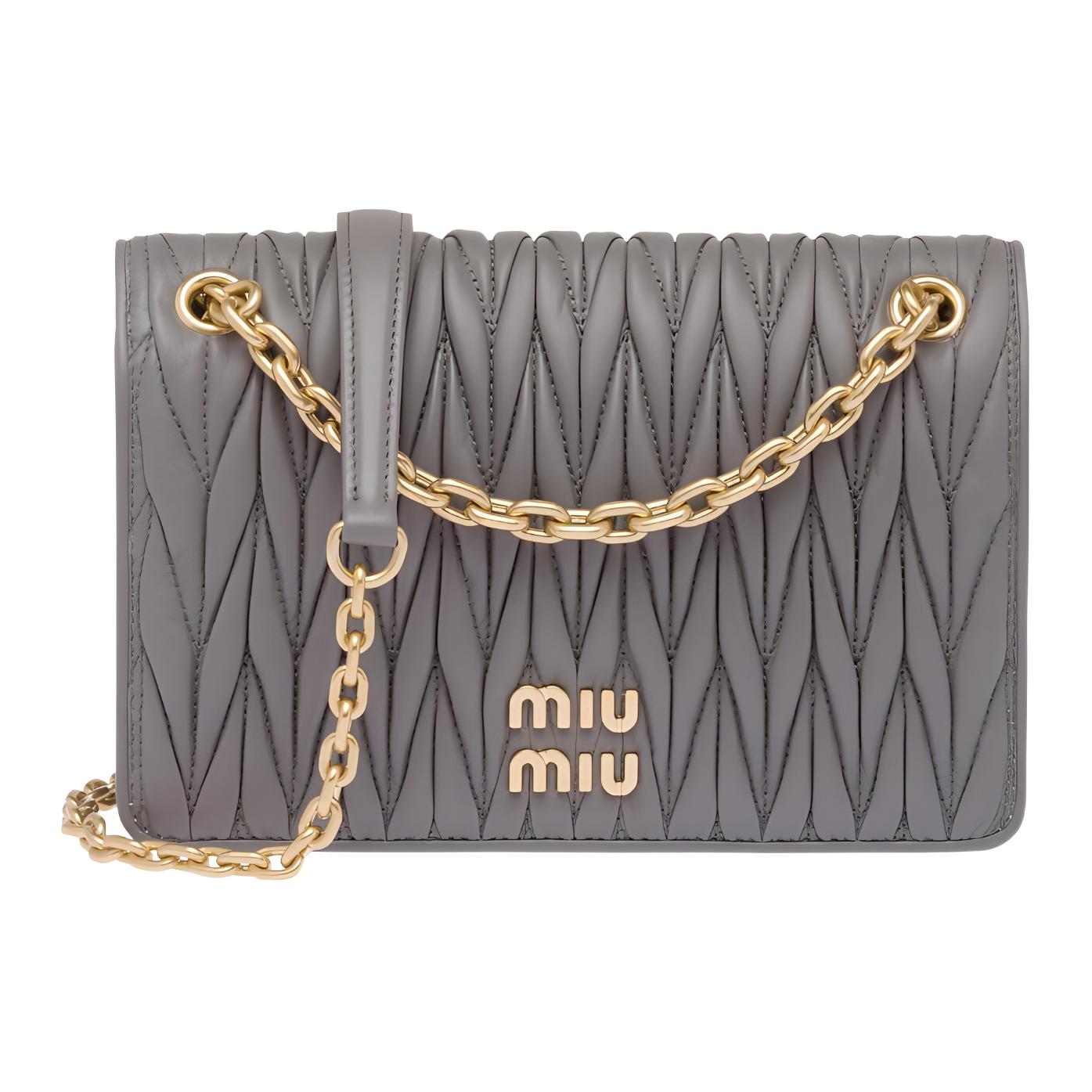 MIU MIU Мателассе из кожи наппа, кроссбоди, сумка через плечо, женская, мраморный серый
MIU MIU Мателассе из кожи наппа, кроссбоди, сумка через плечо, женская, мраморный серый