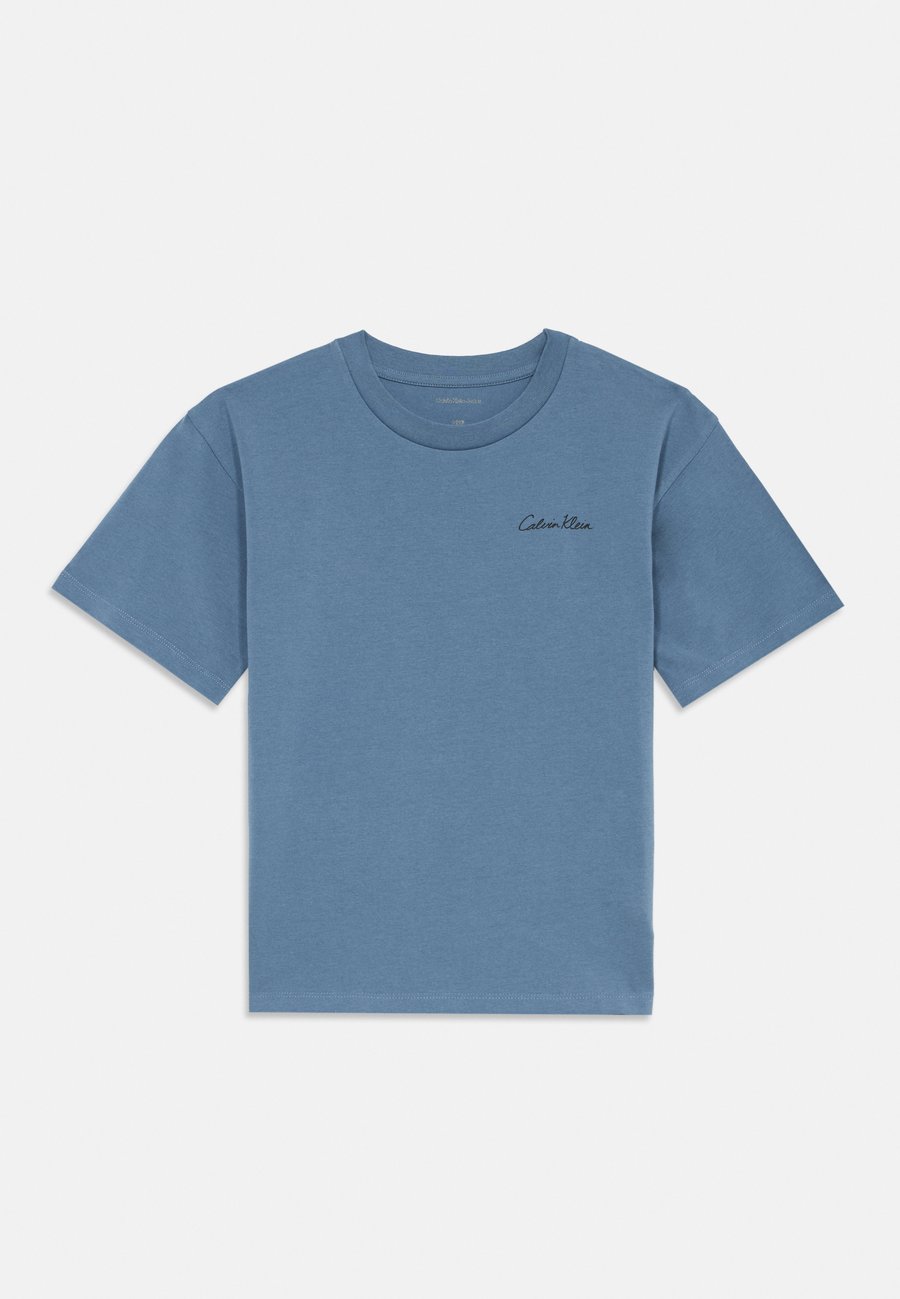 Футболка Calvin Klein Jeans POLAROID UNISEX, Blue/Light Blue, Синий, Футболка Calvin Klein Jeans POLAROID UNISEX, Blue/Light Blue
Футболка Calvin Klein Jeans POLAROID UNISEX, Blue/Light Blue, Синий, Футболка Calvin Klein Jeans POLAROID UNISEX, Blue/Light Blue