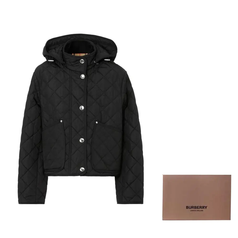 Съемный капюшон Стеганая куртка с ромбовидным рисунком Burberry, черный+box packaging
Съемный капюшон Стеганая куртка с ромбовидным рисунком Burberry, черный+box packaging