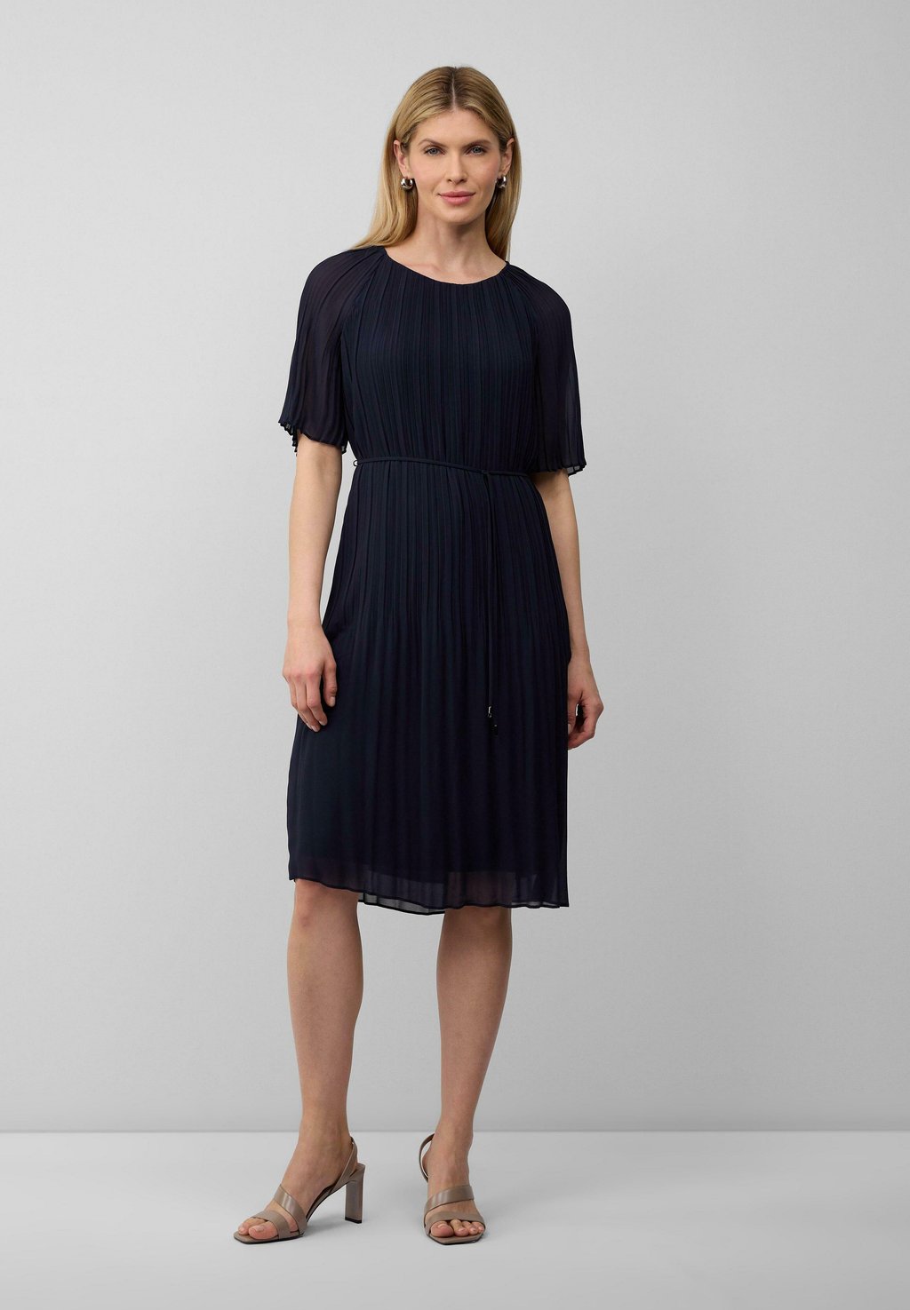 Повседневное платье s.Oliver BLACK LABEL, темно-синий
Повседневное платье s.Oliver BLACK LABEL, темно-синий