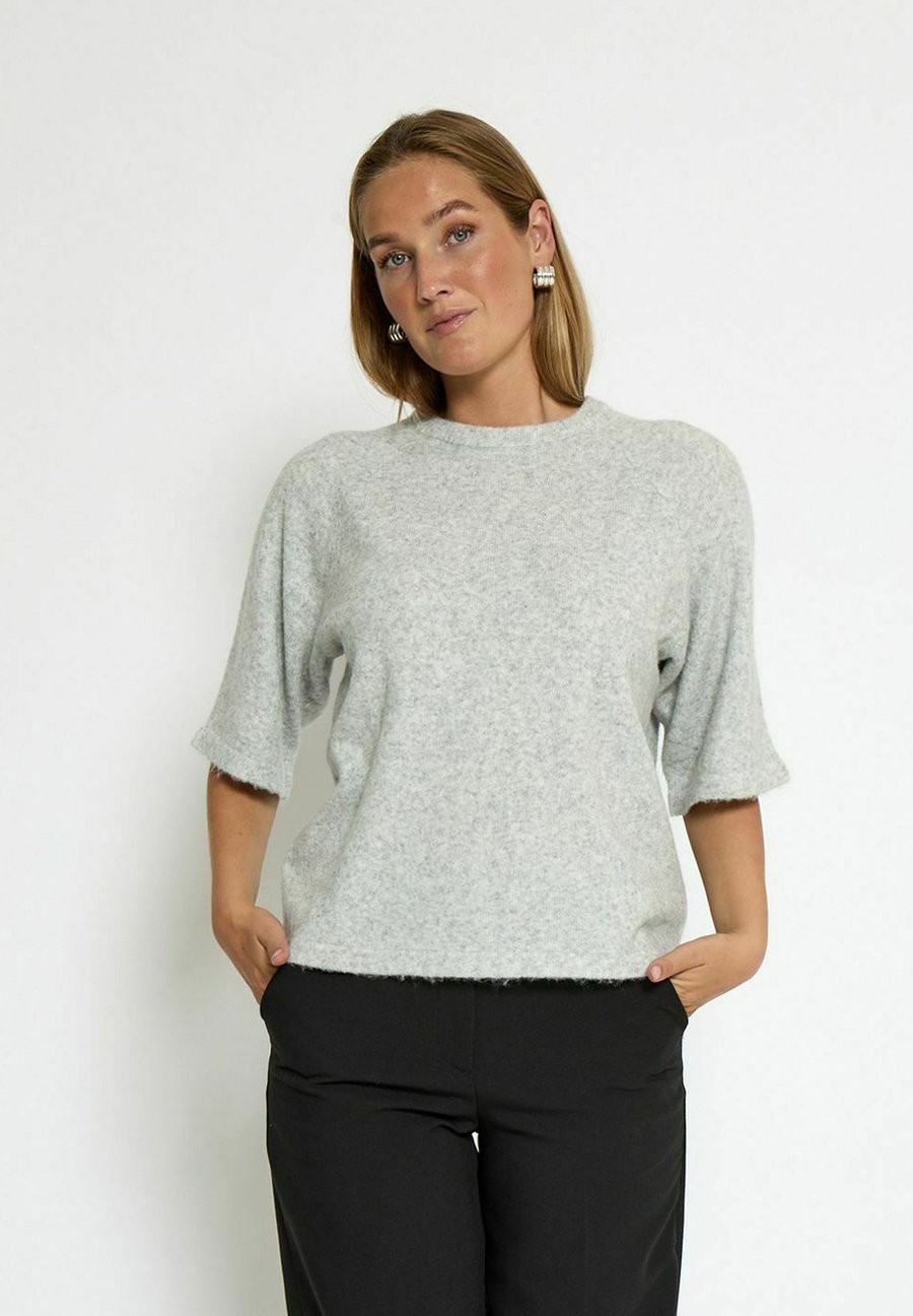 Футболка PEPPERCORN KATE, M Light Grey Melange/Grey, Серый, Футболка PEPPERCORN KATE, M Light Grey Melange/Grey
Футболка PEPPERCORN KATE, M Light Grey Melange/Grey, Серый, Футболка PEPPERCORN KATE, M Light Grey Melange/Grey