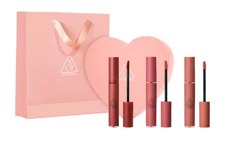 Ограниченная серия ко дню святого валентина блеск для губ с сердечками стойкий без перехода 4g/4.6g/4.7g 3CE
Ограниченная серия ко дню святого валентина блеск для губ с сердечками стойкий без перехода 4g/4.6g/4.7g 3CE