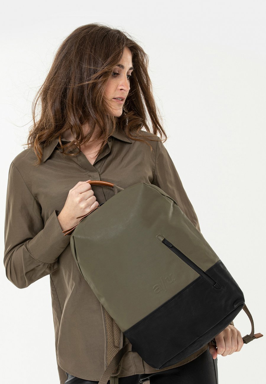 Рюкзак Aunts & Uncles HAMAMATSU, Fallen Rock/Olive
Рюкзак Aunts & Uncles HAMAMATSU, Fallen Rock/Olive