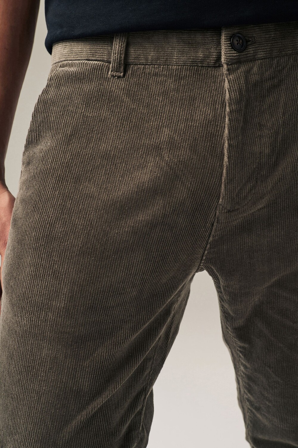 Вельветовые брюки-чиносы приталенного кроя Next, коричневый 
Вельветовые брюки-чиносы приталенного кроя Next, коричневый