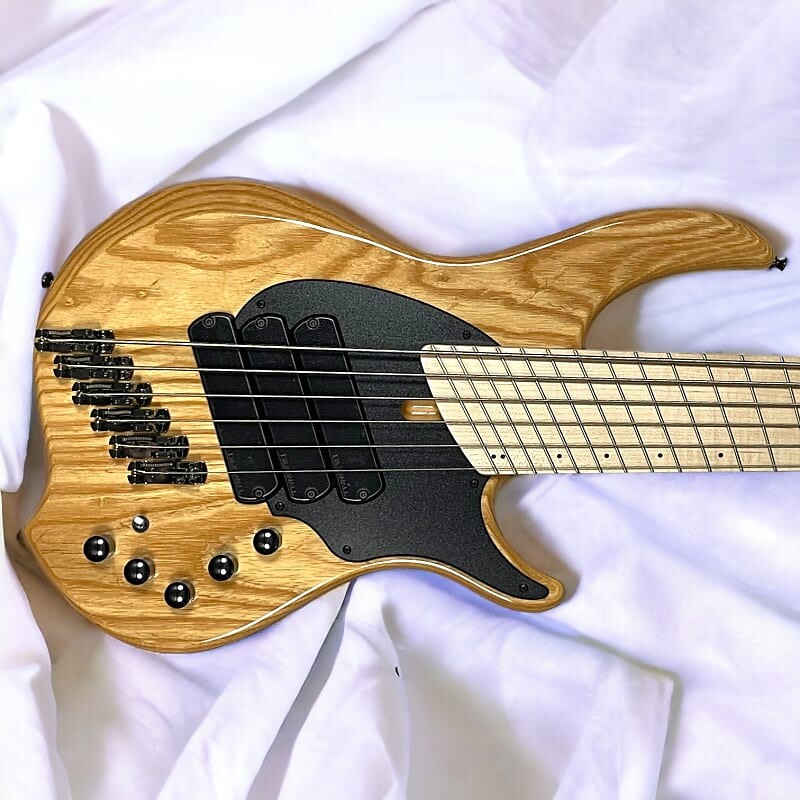 Басс гитара Dingwall Combustion 6
Басс гитара Dingwall Combustion 6