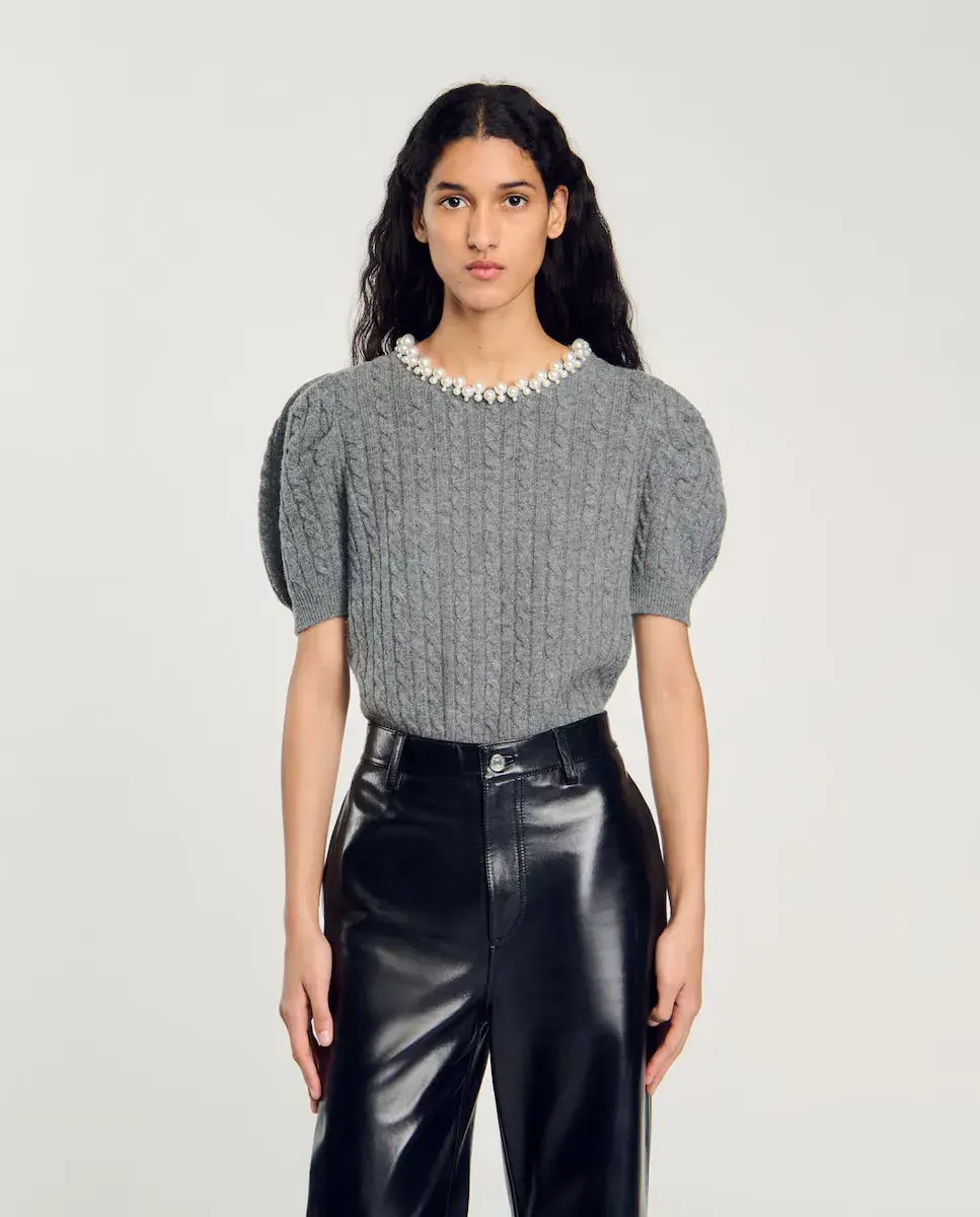 Женский свитер косой вязки с жемчугом Sandro, серый
Женский свитер косой вязки с жемчугом Sandro, серый