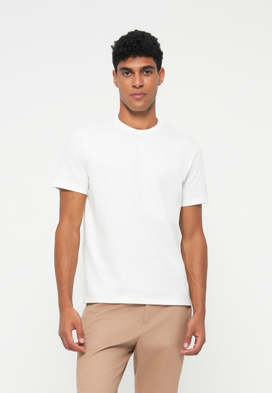 Футболка Calvin Klein Jeans CLASSIC MONOGRAM TEE, Bright White/White, Белый, Футболка Calvin Klein Jeans CLASSIC MONOGRAM TEE, Bright White/White
Футболка Calvin Klein Jeans CLASSIC MONOGRAM TEE, Bright White/White, Белый, Футболка Calvin Klein Jeans CLASSIC MONOGRAM TEE, Bright White/White